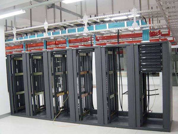 機(jī)房有兩種主要建設(shè)局面，集中配線式及兩級(jí)式的線纜管理