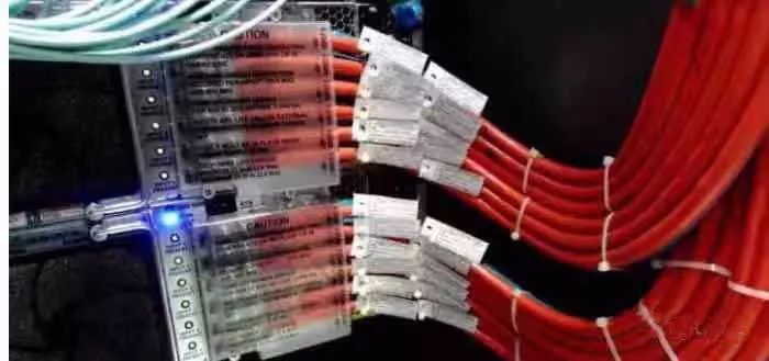 機(jī)柜雜亂無章怎么辦？一文教你理出高大上的效果 (圖2)