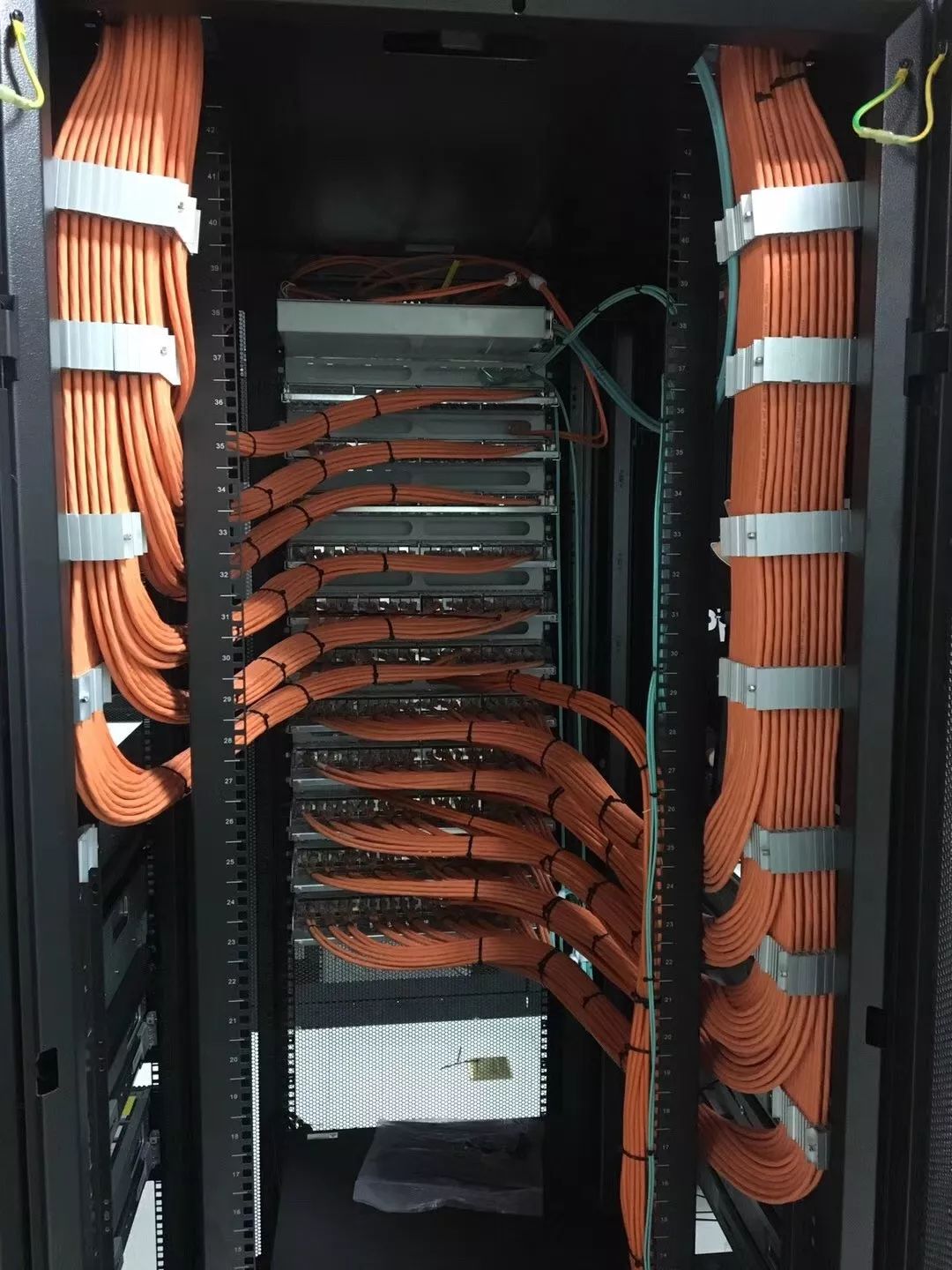 機(jī)柜雜亂無章怎么辦？一文教你理出高大上的效果 (圖12)