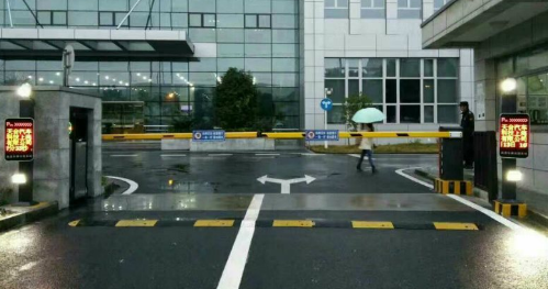 小區(qū)車牌識別系統(tǒng)存在的優(yōu)勢和注意事項(xiàng)有哪些？(圖2)